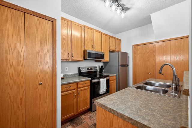 17975 Cobblestone Way, Eden Prairie, MN 55347