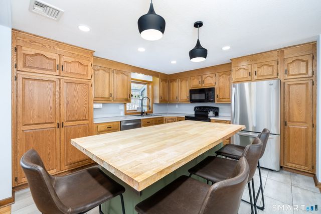 95 Lakewood Circle South, Manchester, CT 06040