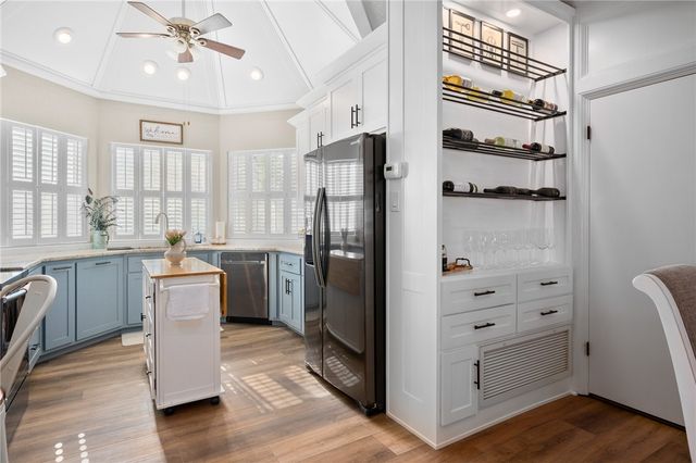 3 Pelican Dr, Rockport, TX 78382