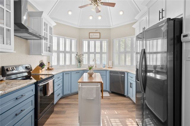 3 Pelican Dr, Rockport, TX 78382