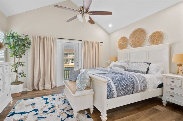 3 Pelican Dr, Rockport, TX 78382