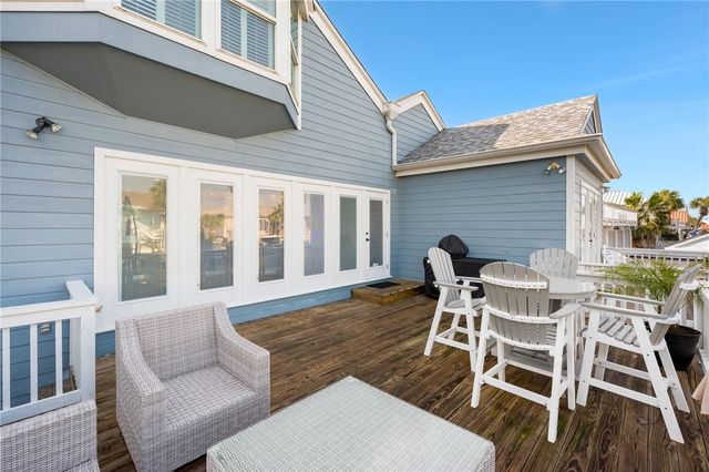 3 Pelican Dr, Rockport, TX 78382