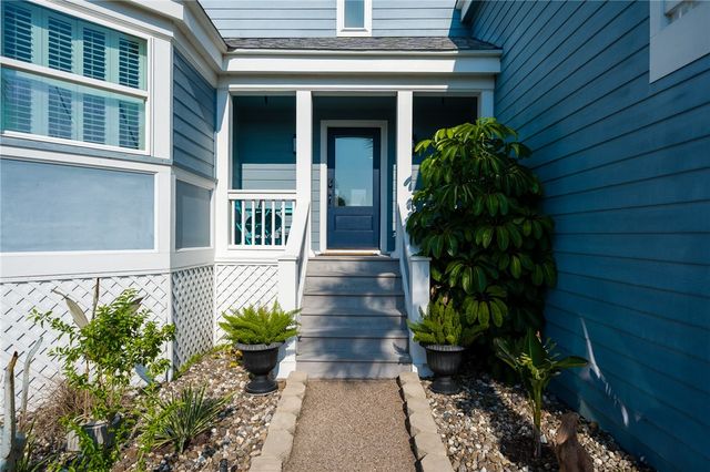 3 Pelican Dr, Rockport, TX 78382