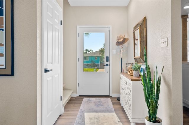 3 Pelican Dr, Rockport, TX 78382