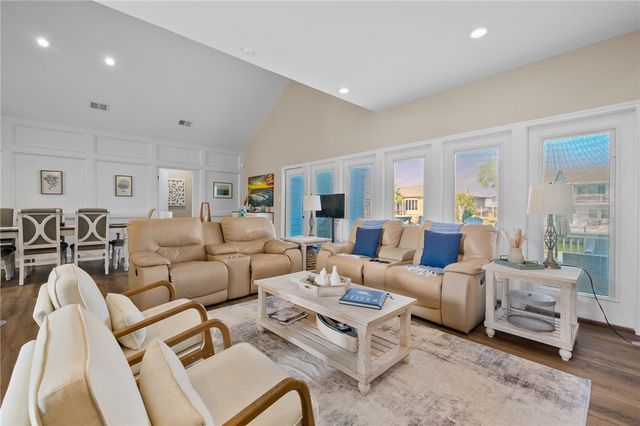 3 Pelican Dr, Rockport, TX 78382