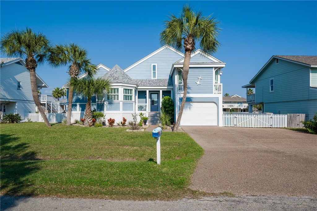 3 Pelican Dr, Rockport, TX 78382