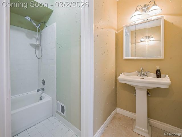 4411 Laurel Club Circle, West Bloomfield, MI 48323