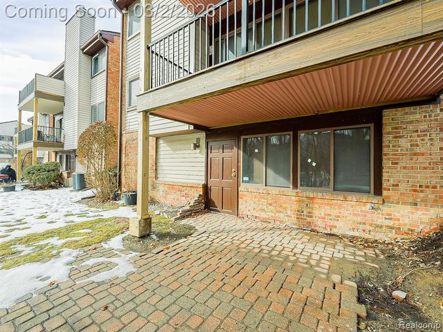 4411 Laurel Club Circle, West Bloomfield, MI 48323