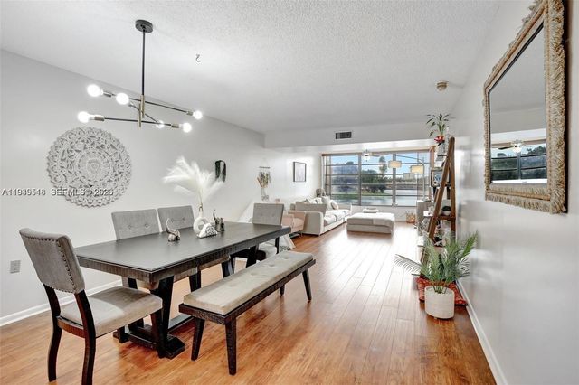 1532 Whitehall Dr 202, Davie, FL 33324