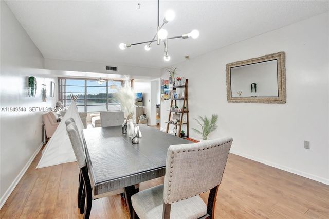 1532 Whitehall Dr 202, Davie, FL 33324