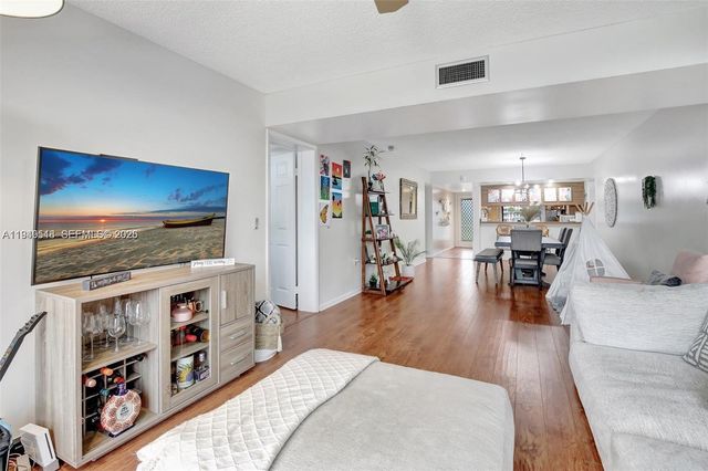 1532 Whitehall Dr 202, Davie, FL 33324