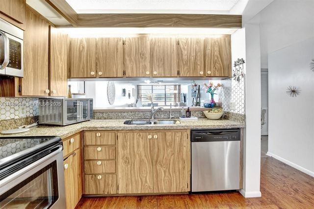 1532 Whitehall Dr 202, Davie, FL 33324