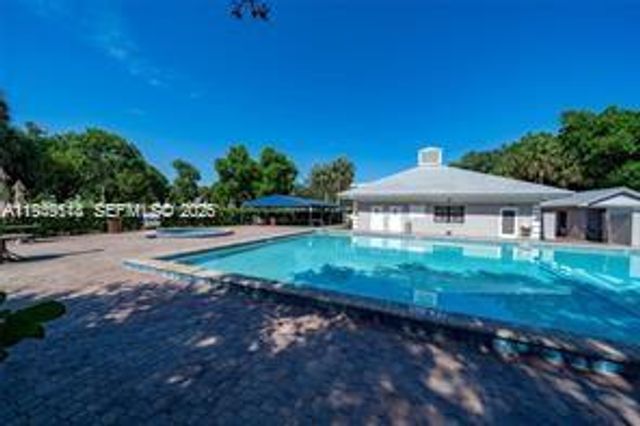 1532 Whitehall Dr 202, Davie, FL 33324