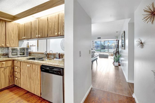 1532 Whitehall Dr 202, Davie, FL 33324