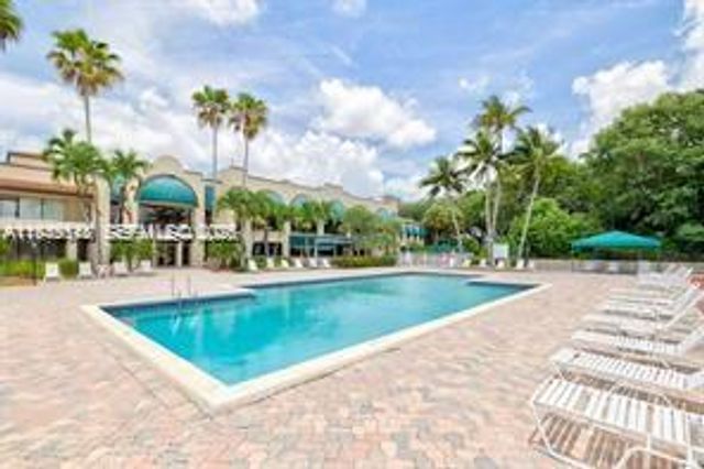 1532 Whitehall Dr 202, Davie, FL 33324
