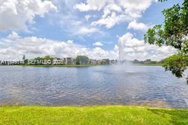 1532 Whitehall Dr 202, Davie, FL 33324