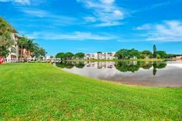 1532 Whitehall Dr 202, Davie, FL 33324