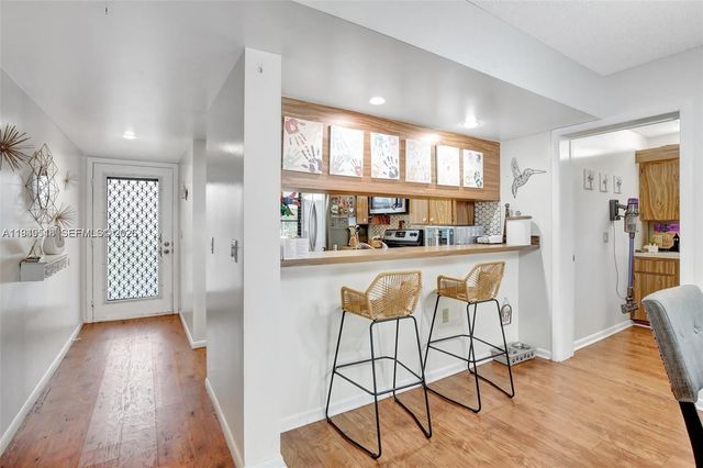 1532 Whitehall Dr 202, Davie, FL 33324