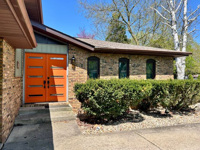 1752 Greenview Street, Valparaiso, IN 46383