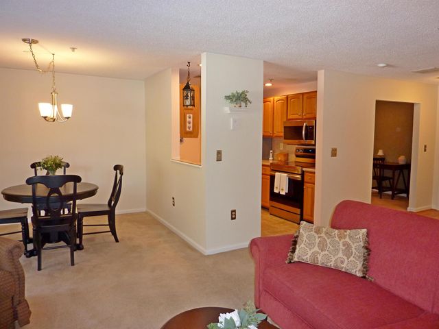 12 Ledgewood Hills Dr Apt 105, Nashua, NH 03062