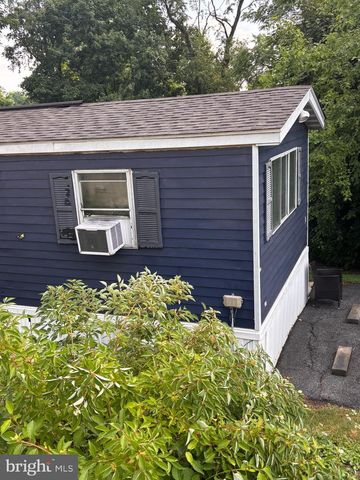 8 E PEARL DR, Lititz, PA 17543