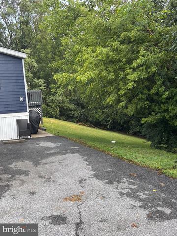 8 E PEARL DR, Lititz, PA 17543