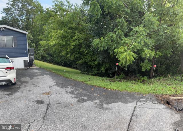 8 E PEARL DR, Lititz, PA 17543