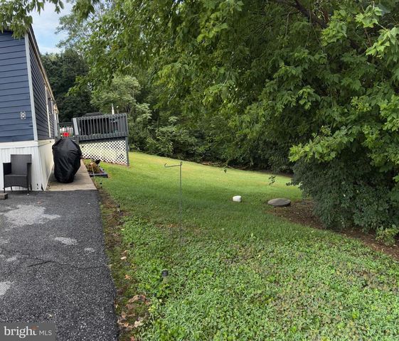 8 E PEARL DR, Lititz, PA 17543