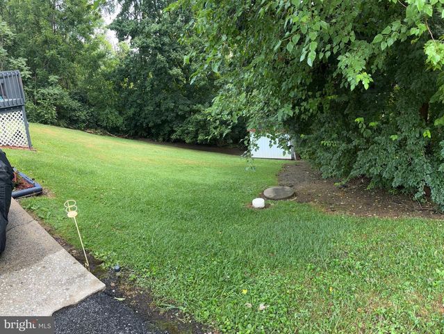 8 E PEARL DR, Lititz, PA 17543