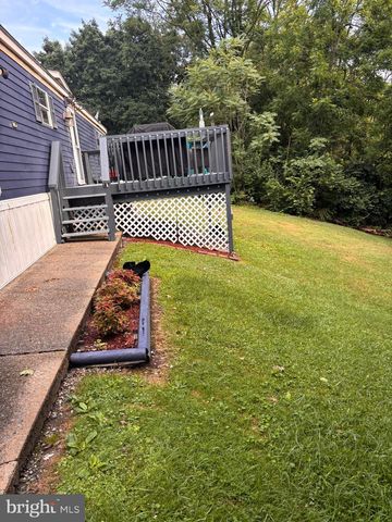 8 E PEARL DR, Lititz, PA 17543