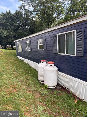 8 E PEARL DR, Lititz, PA 17543