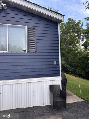 8 E PEARL DR, Lititz, PA 17543