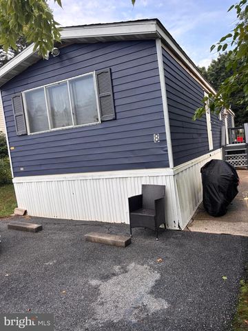 8 E PEARL DR, Lititz, PA 17543