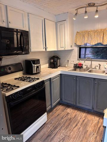 8 E PEARL DR, Lititz, PA 17543