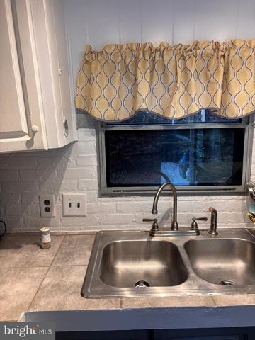 8 E PEARL DR, Lititz, PA 17543
