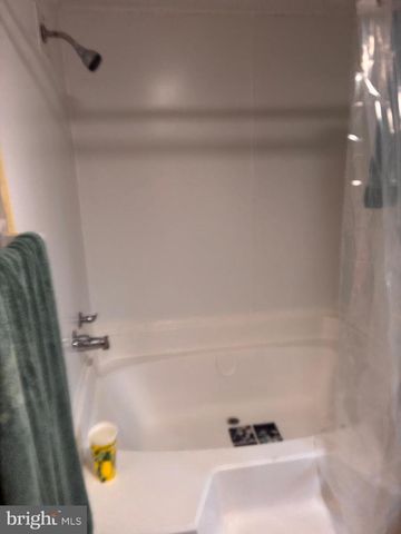8 E PEARL DR, Lititz, PA 17543