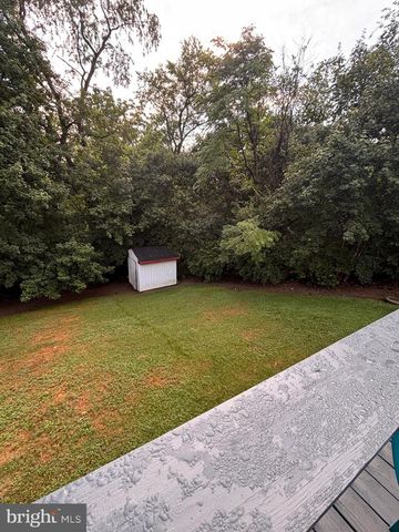 8 E PEARL DR, Lititz, PA 17543