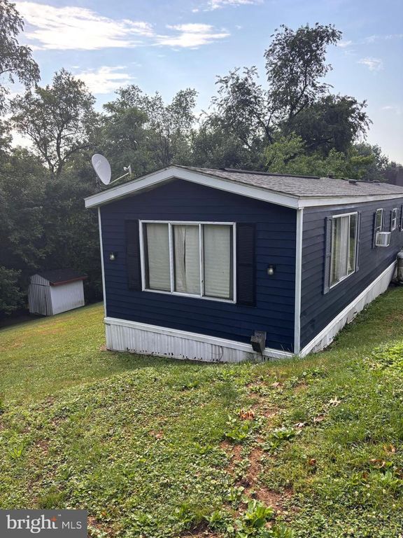 8 E PEARL DR, Lititz, PA 17543