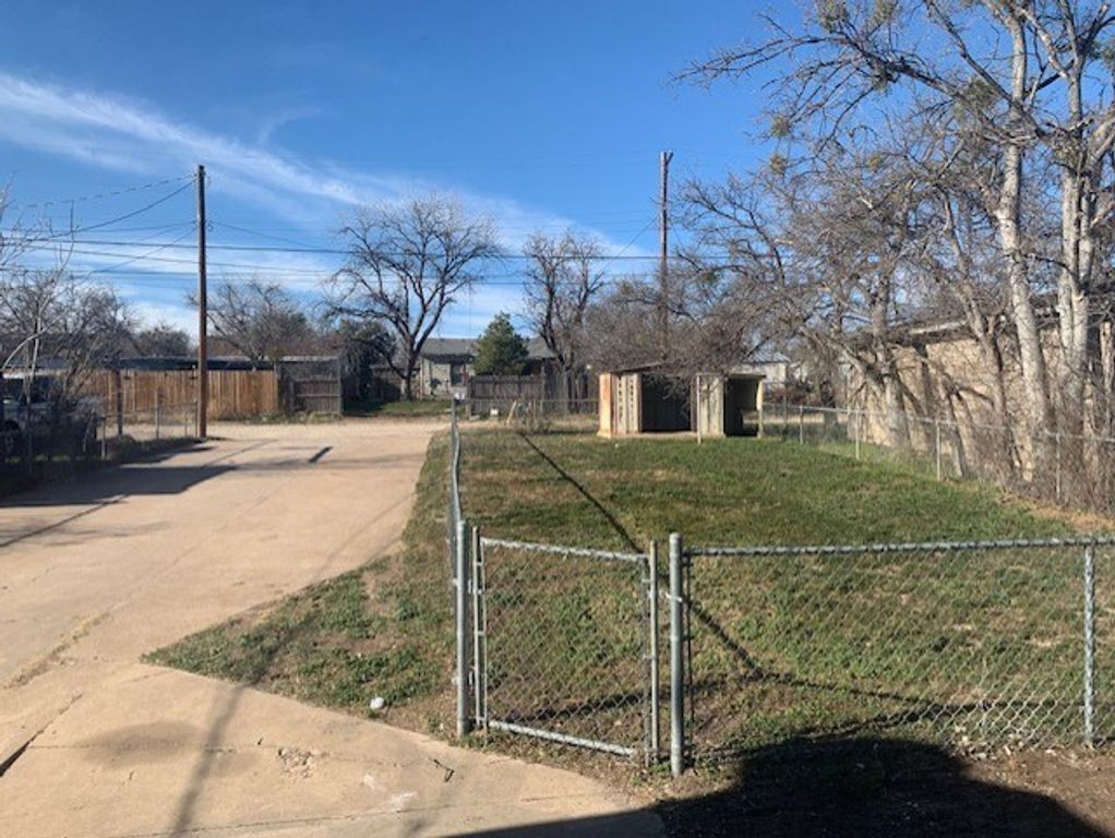 Image 21 of property listing at 2010 Woodlawn Dr, San Angelo, TX 76903