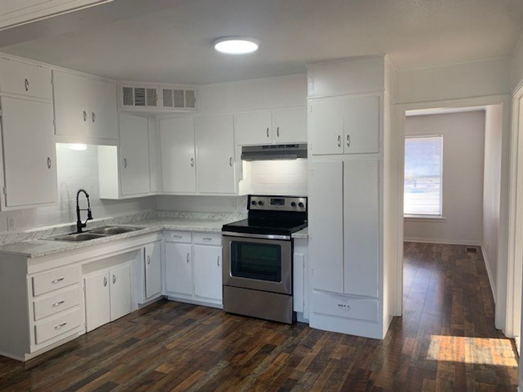 Image 8 of property listing at 2010 Woodlawn Dr, San Angelo, TX 76903