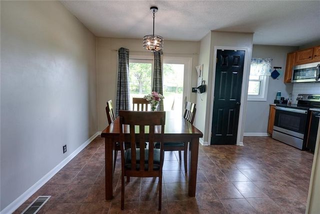 906 N Ponca Drive, Independence, MO 64056