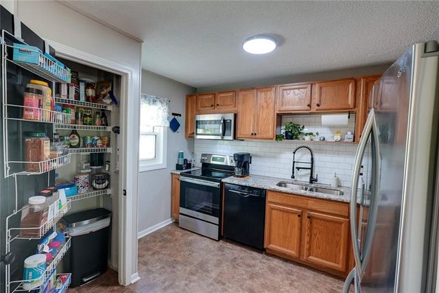 906 N Ponca Drive, Independence, MO 64056
