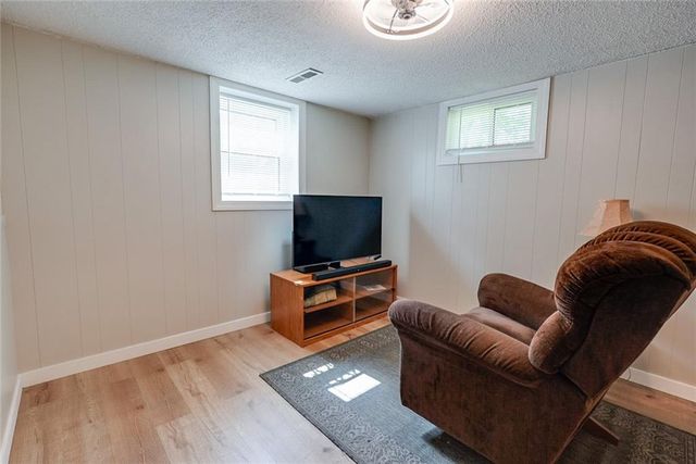 906 N Ponca Drive, Independence, MO 64056