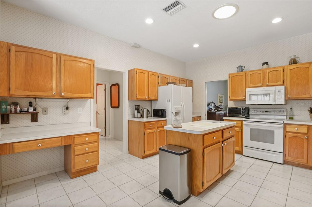 Image 16 of property listing at 5410 RUSTIC PINE COURT, Orlando, FL 32819