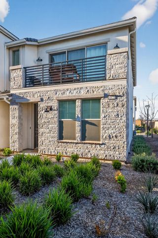 10970 N Honeysuckle Drive, Fresno, CA 93730