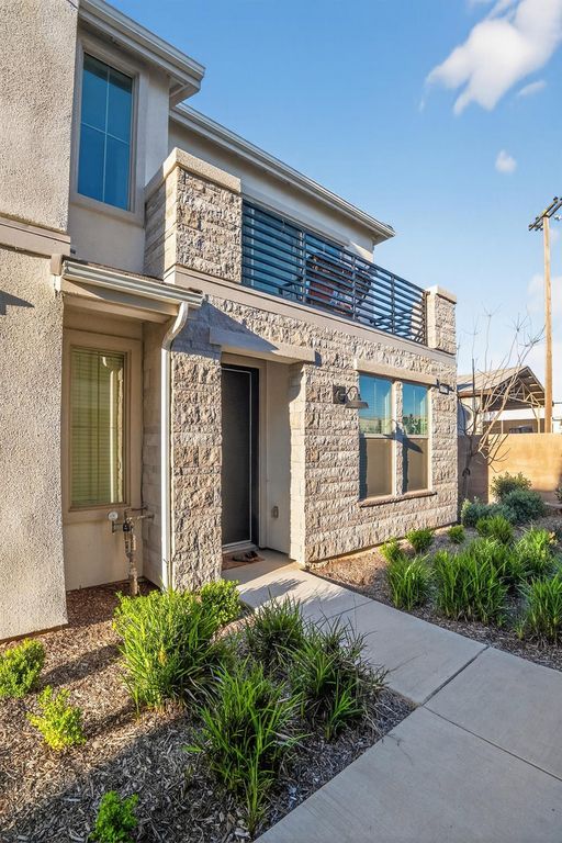 10970 N Honeysuckle Drive, Fresno, CA 93730
