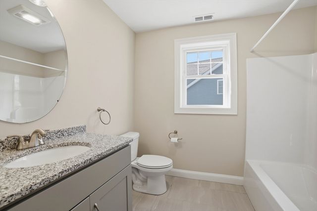 707 Southwood Ln 707, Clinton, MA 01510