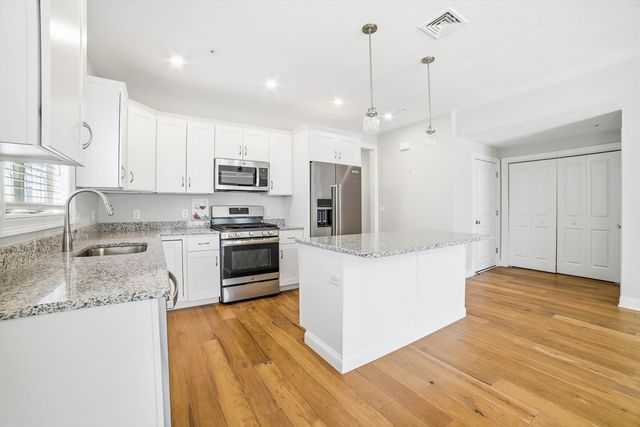 707 Southwood Ln 707, Clinton, MA 01510