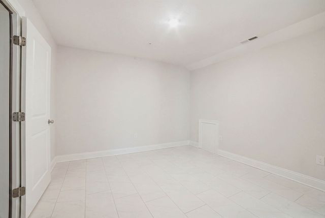707 Southwood Ln 707, Clinton, MA 01510