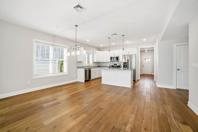 707 Southwood Ln 707, Clinton, MA 01510